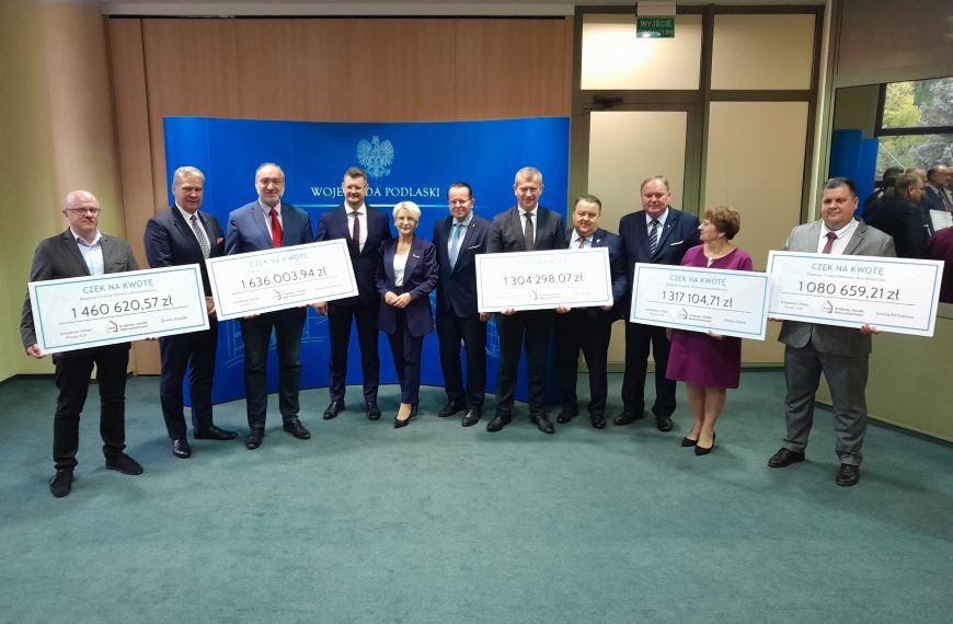 Wręczenie symbolicznych czeków w ramach RFRM