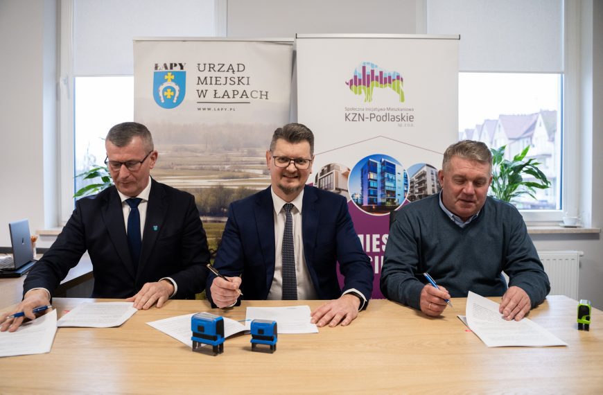 Podpisanie umowy na budowę budynku mieszkalnego w Łapach