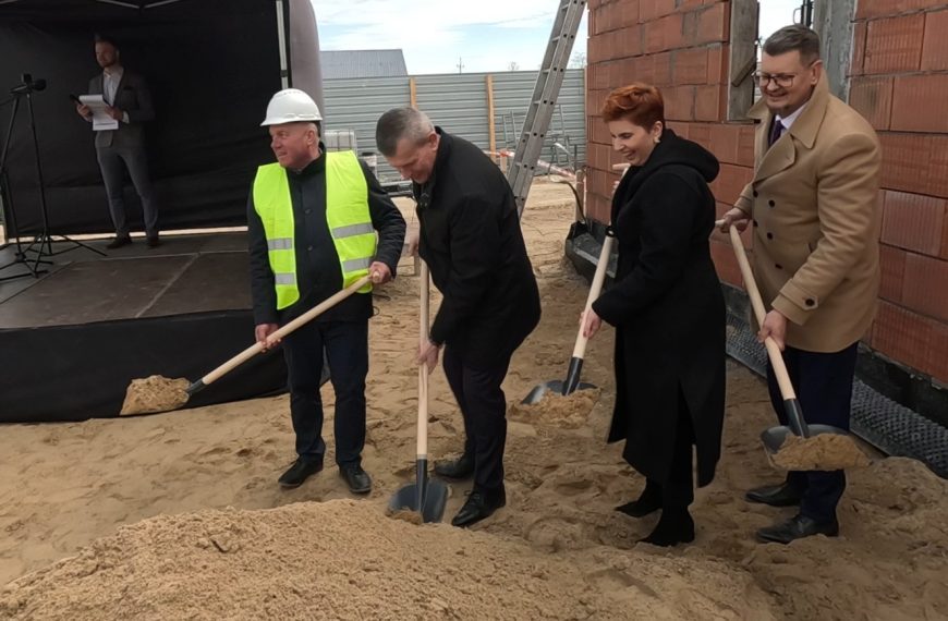 Symboliczne wbicie łopaty pod inwestycję w Łapach