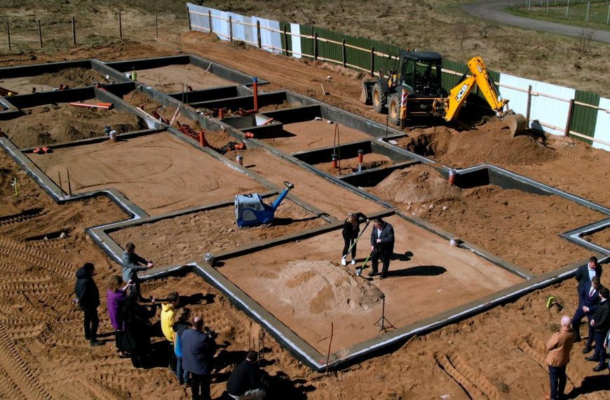 Symboliczne wbicie łopaty pod inwestycję w m. Zielone Kamedulskie, gmina Suwałki