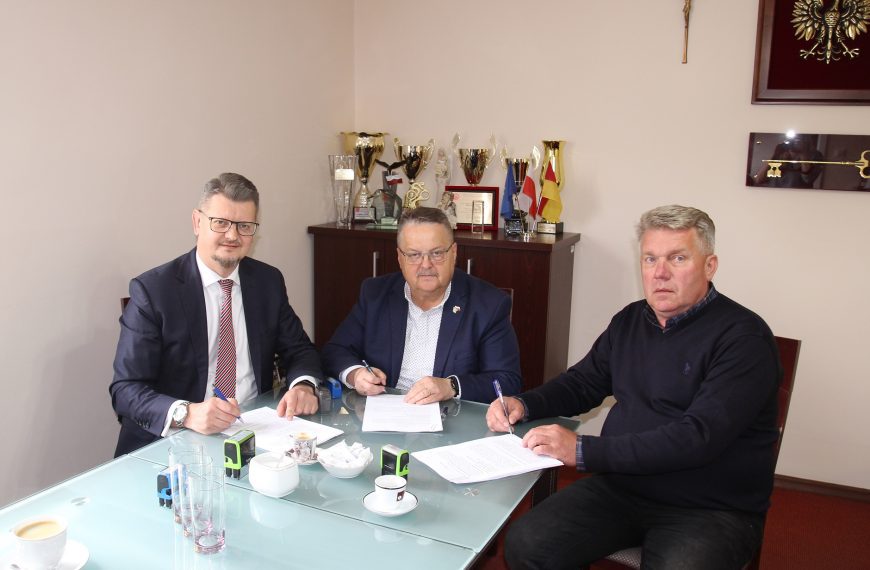 Podpisanie umowy na budowę budynku mieszkalnego w Mońkach