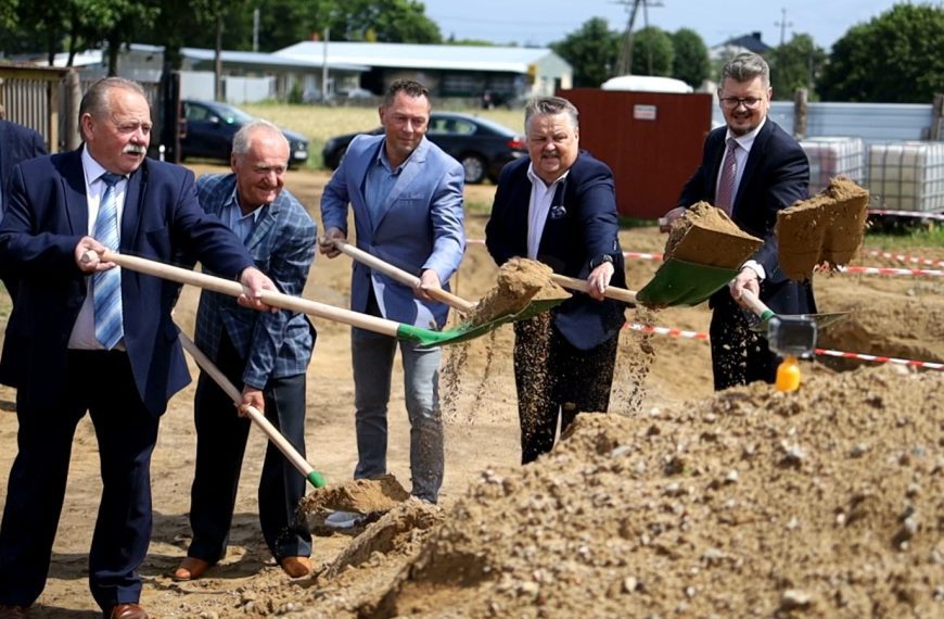 Symboliczne wbicie łopaty w Mońkach