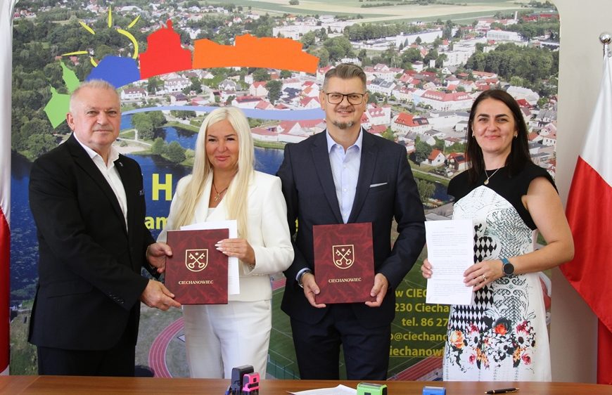 Podpisanie umowy na budowę nowego budynku mieszkalnego w Ciechanowcu
